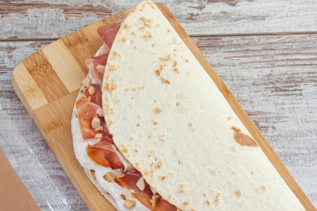 Piadina com presunto cru e mascarpone