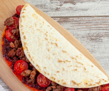 Piadina com 'nduja, linguiça e tomatinhos