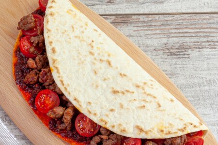 Piadina com 'nduja, linguiça e tomatinhos