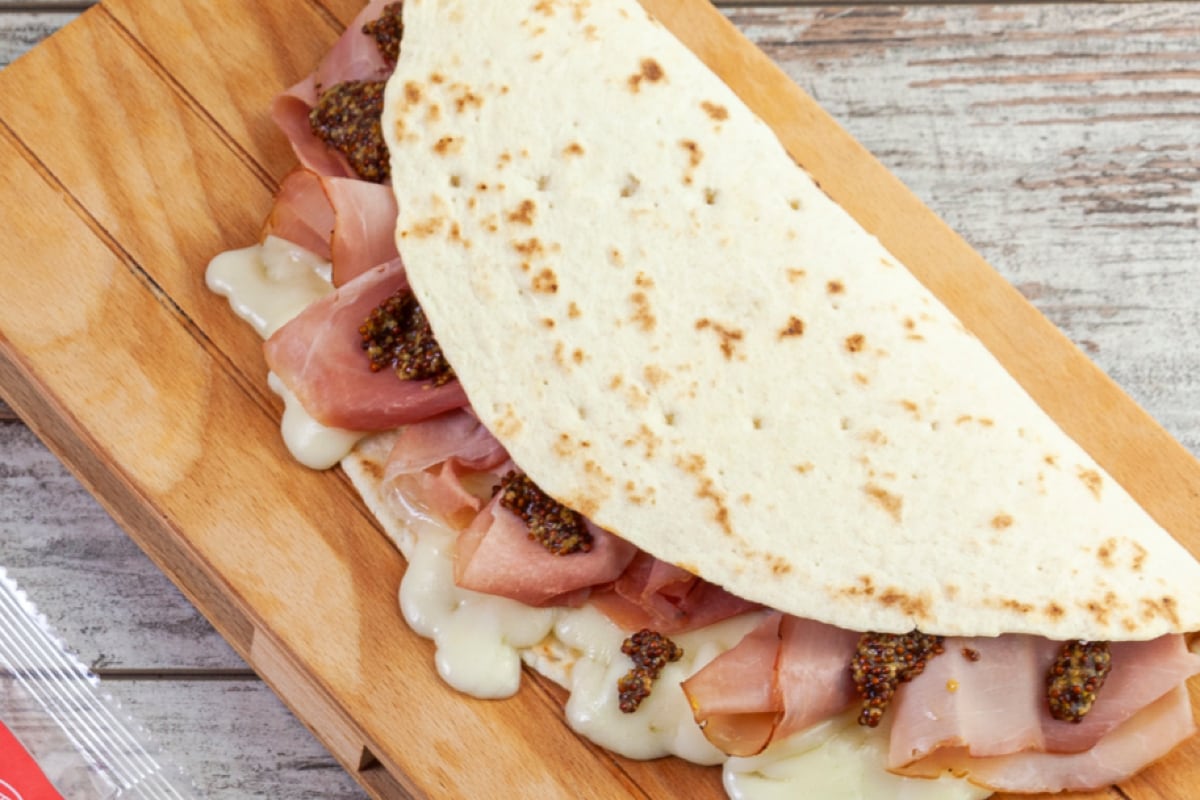 Piadina com presunto e queijo scamorza