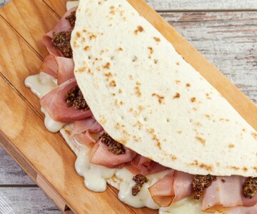Piadina com presunto e queijo scamorza