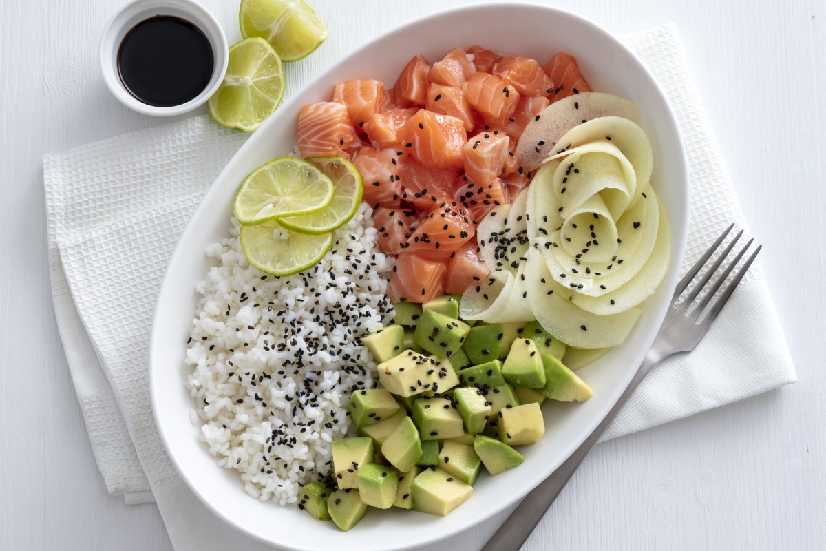 Poke bowl de salmão e frutas
