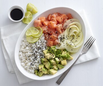 Poke bowl de salmão e frutas