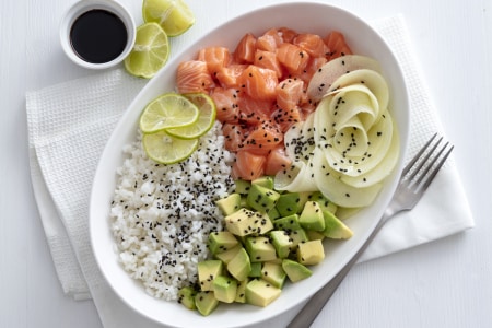 Poke bowl de salmão e frutas