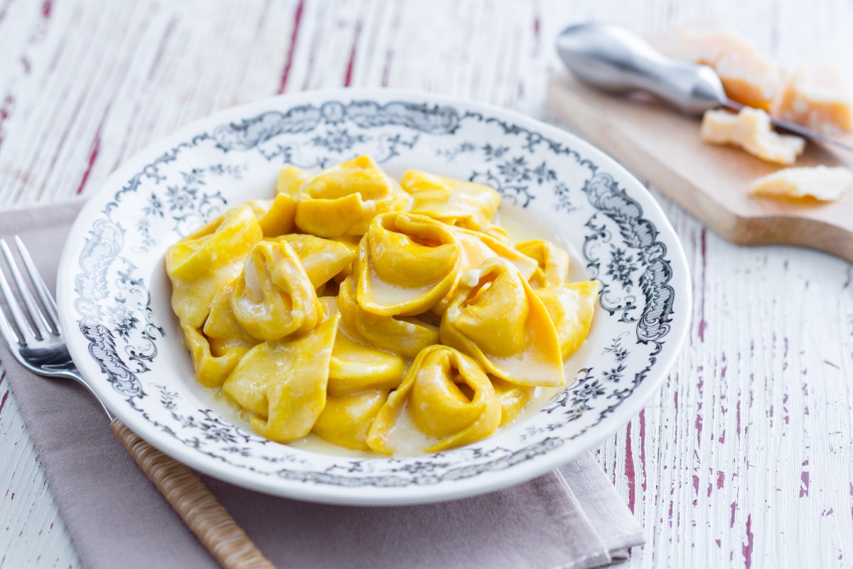 Cappellacci de cúrcuma, manteiga e Grana Padano