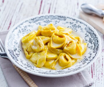 Cappellacci de cúrcuma, manteiga e Grana Padano