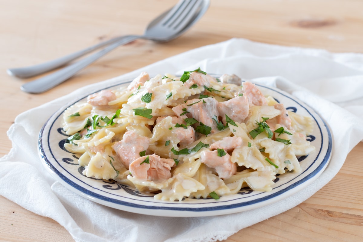 Farfalle com salmão fresco