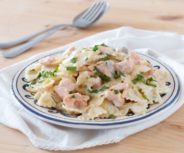 Farfalle com salmão fresco