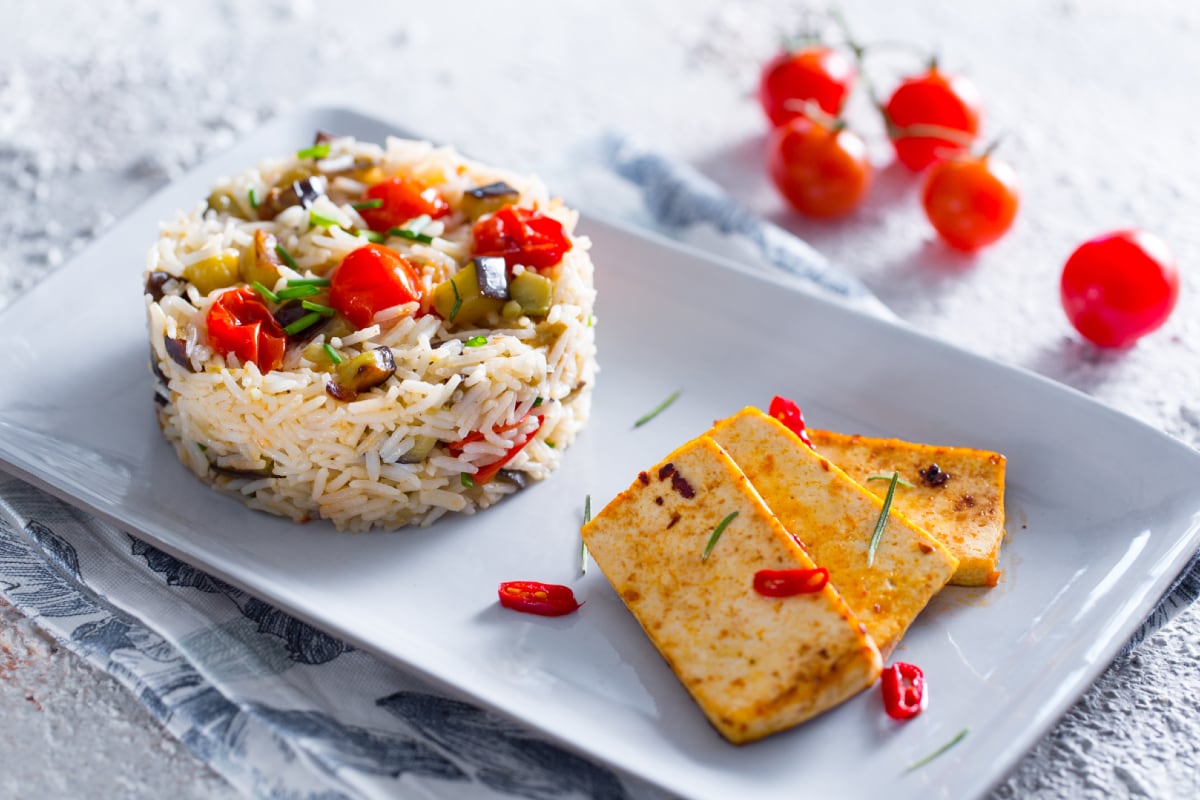 Arroz com tofu frito picante