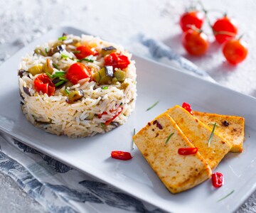 Arroz com tofu frito picante