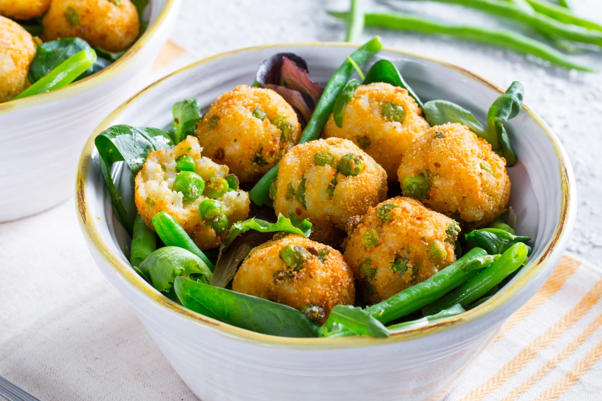 Bolinhos de arroz e salada