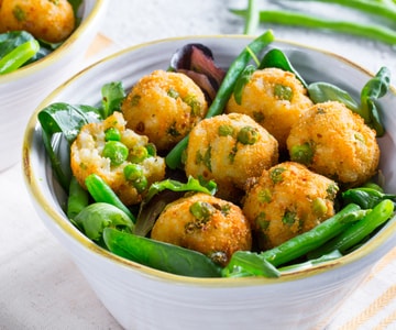 Bolinhos de arroz e salada