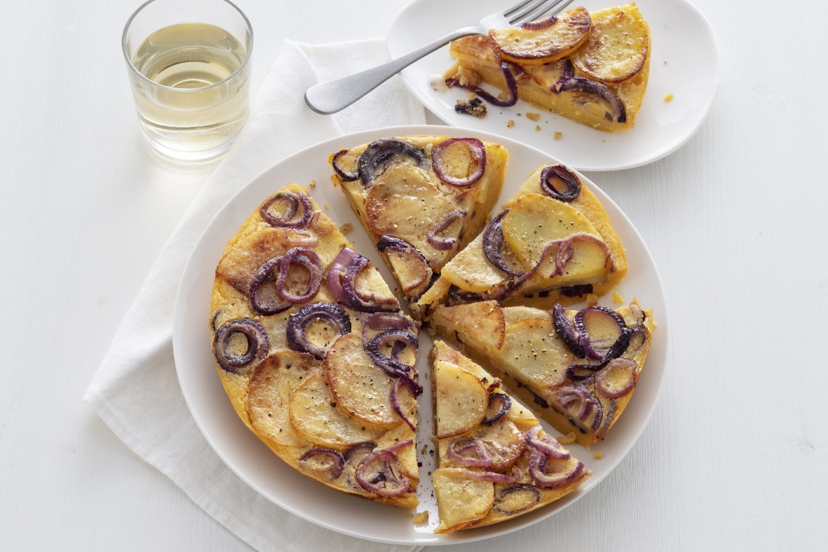 Falsa omelete com batatas e cebolas