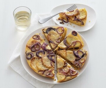 Falsa omelete com batatas e cebolas