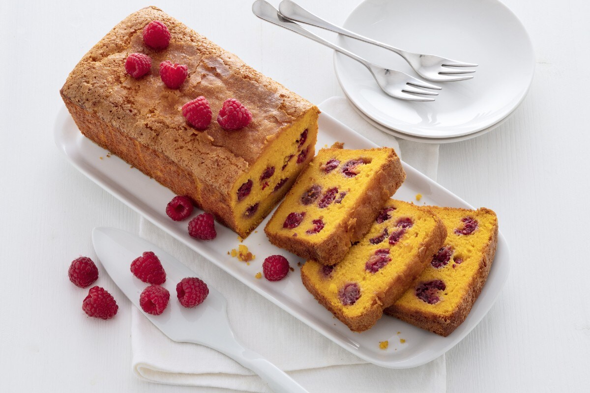 Bolo de cenoura e framboesa fofo e leve