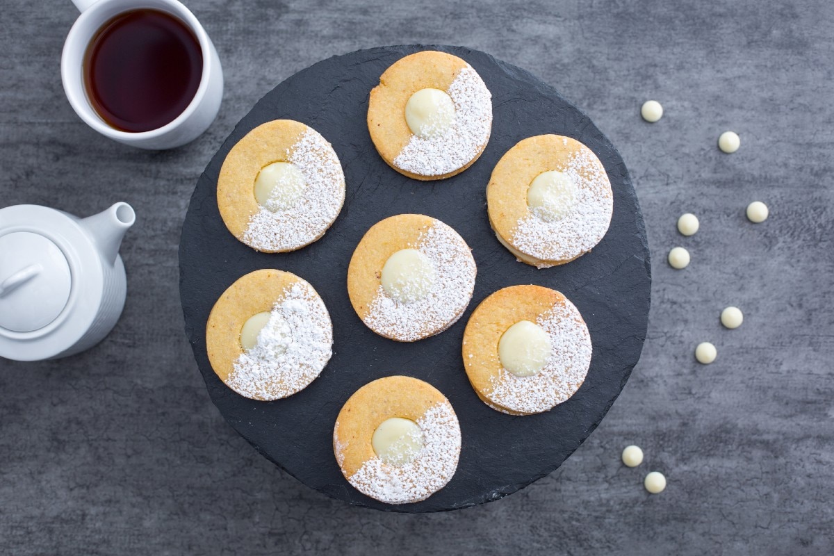 Biscoitos com creme de chocolate branco