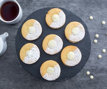 Biscoitos com creme de chocolate branco