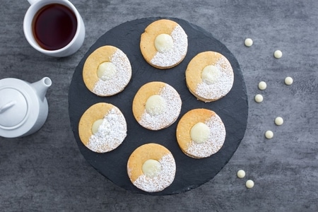 Biscoitos com creme de chocolate branco