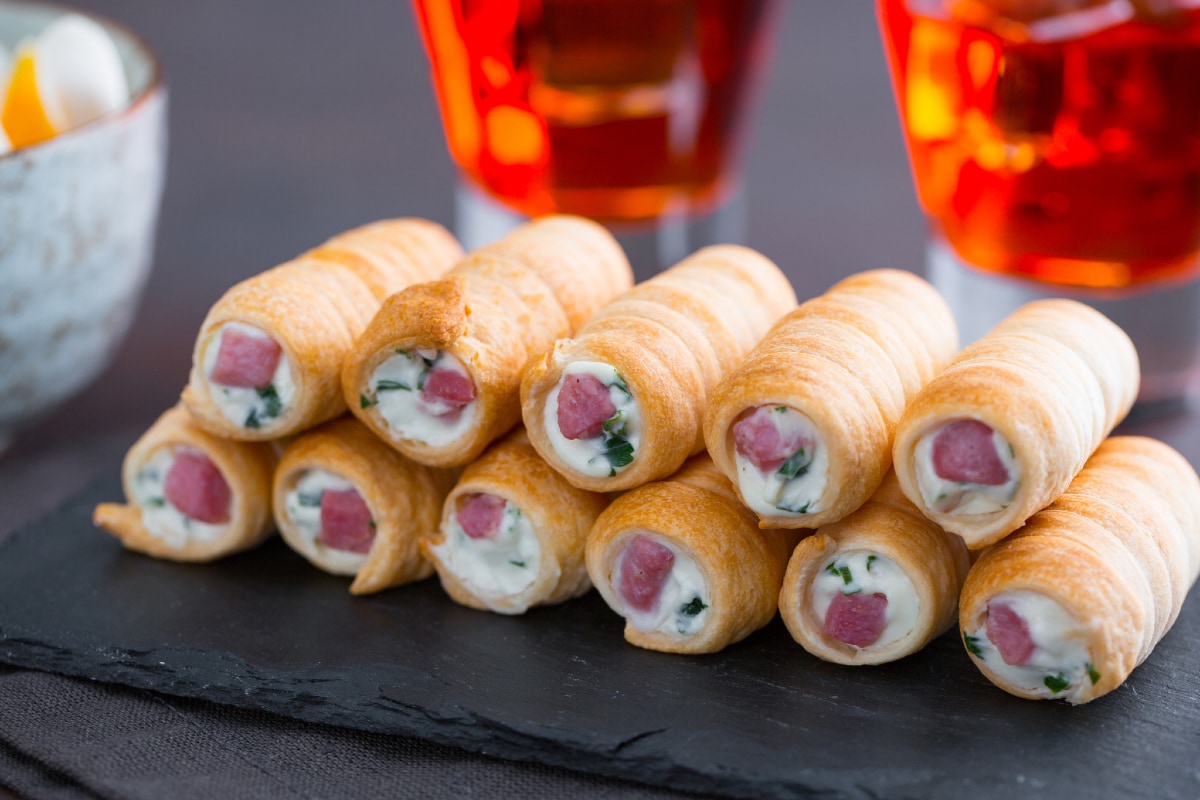 Cannoncini salgados com queijo de cabra e bacon