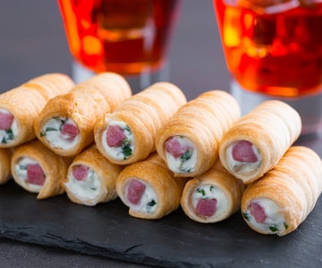 Cannoncini salgados com queijo de cabra e bacon