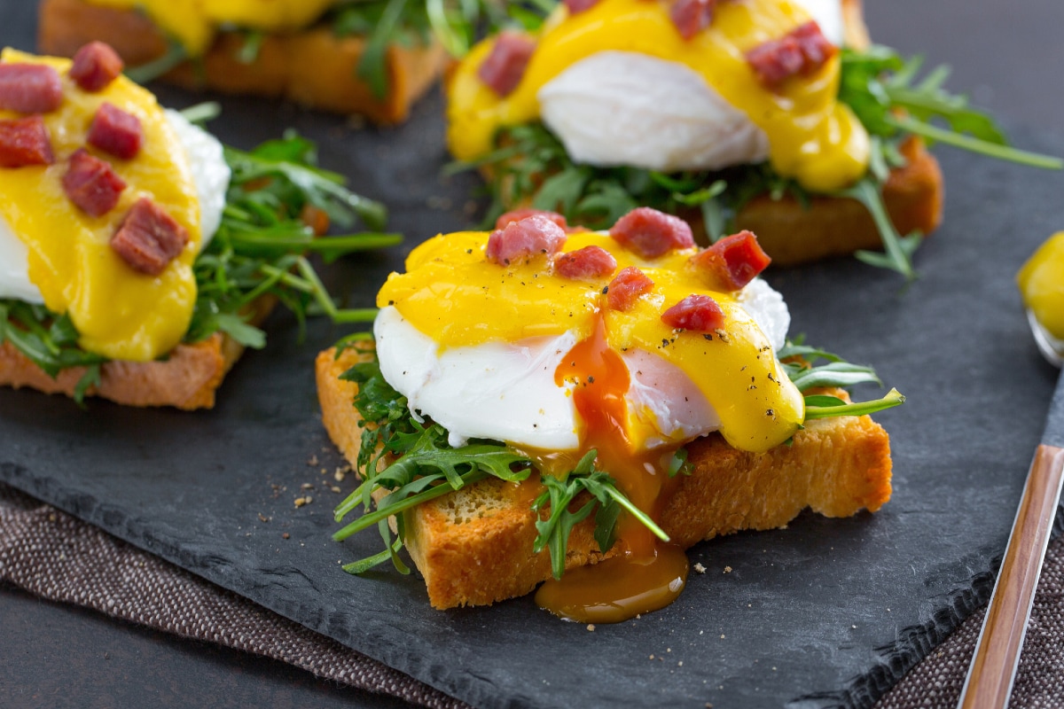 Crostino com ovos benedict e bacon