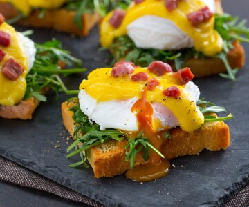 Crostino com ovos benedict e bacon