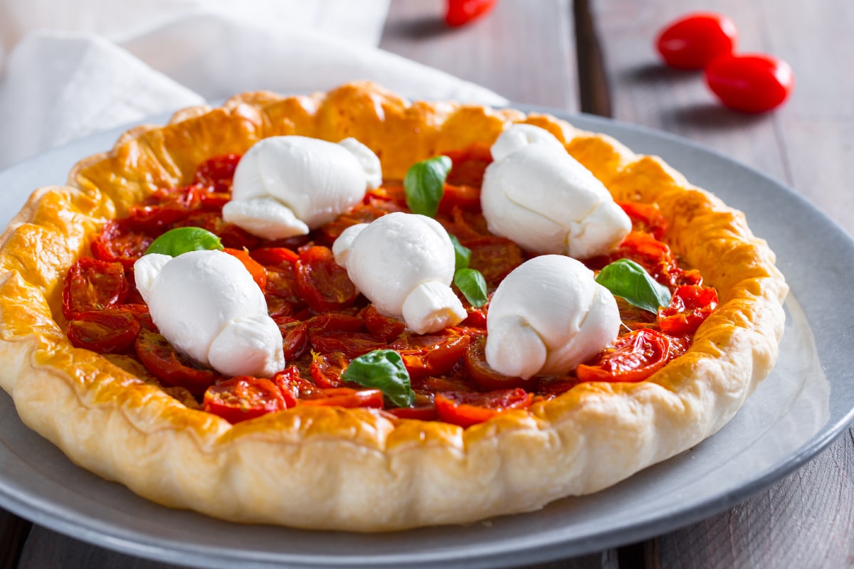 Torta salgada com nós e tomatinhos confit