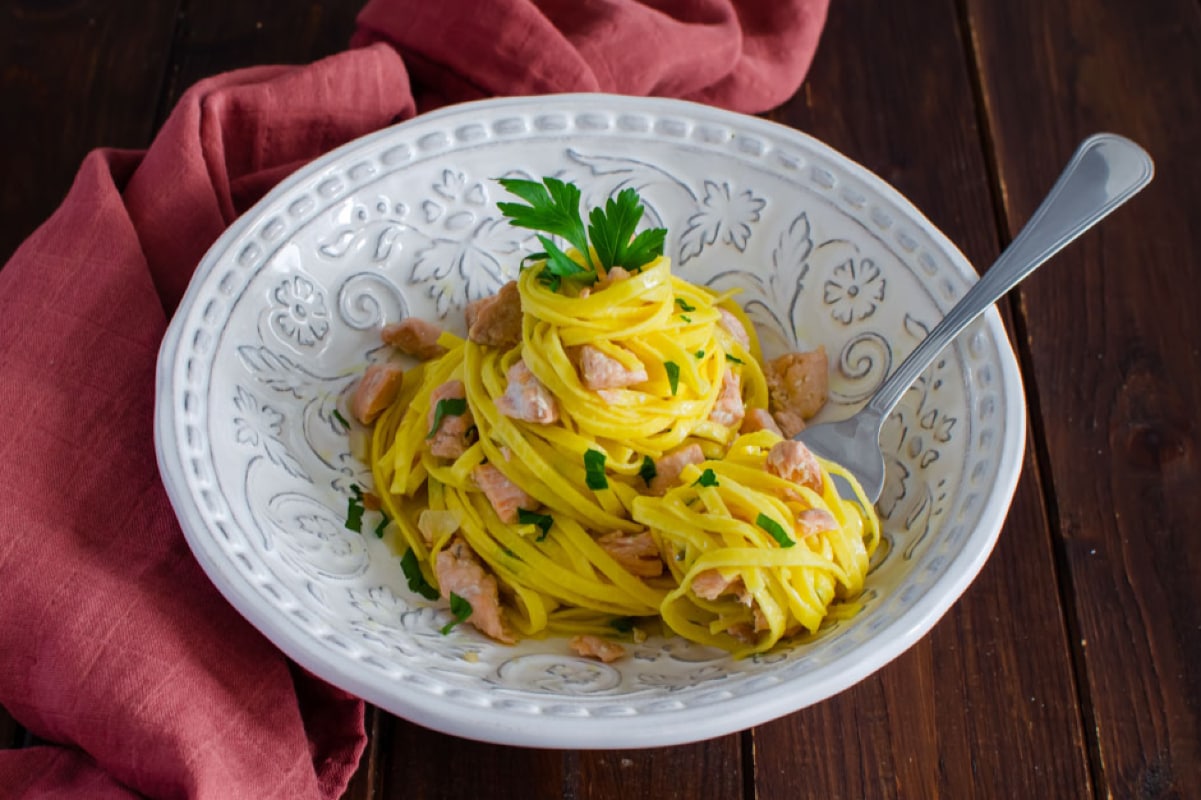 Tagliolini com salmão