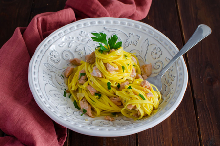 Tagliolini com salmão