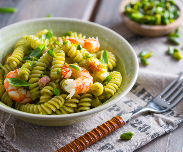 Massa com pesto de pistache e camarões