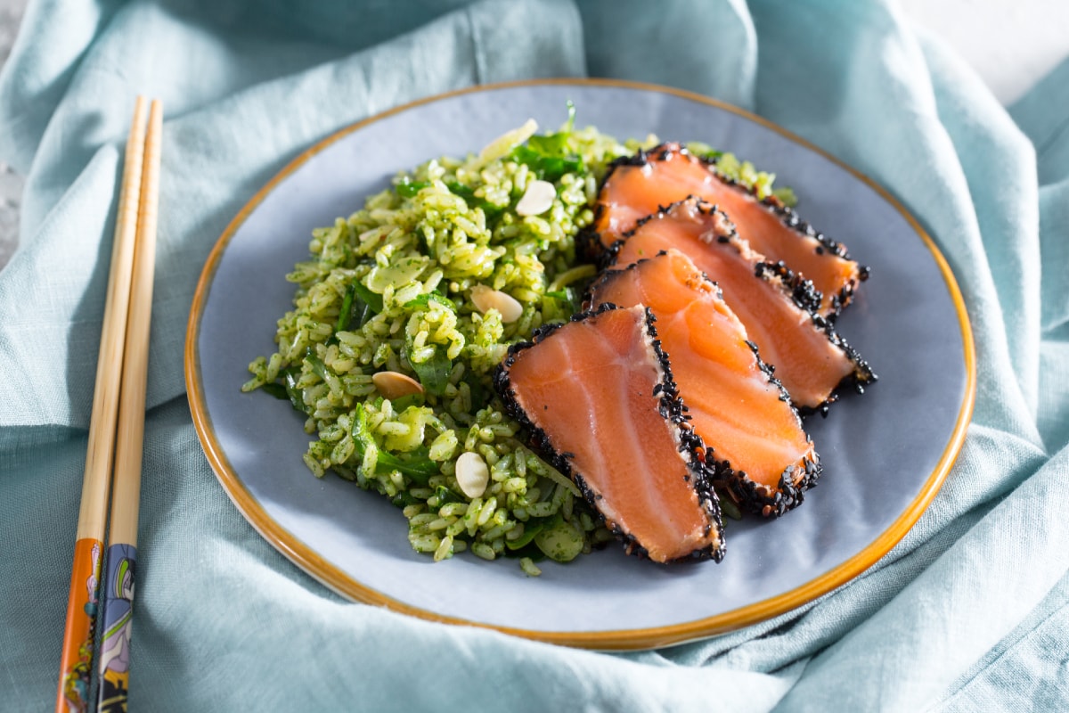 Salada de arroz com salmão tataki e rúcula