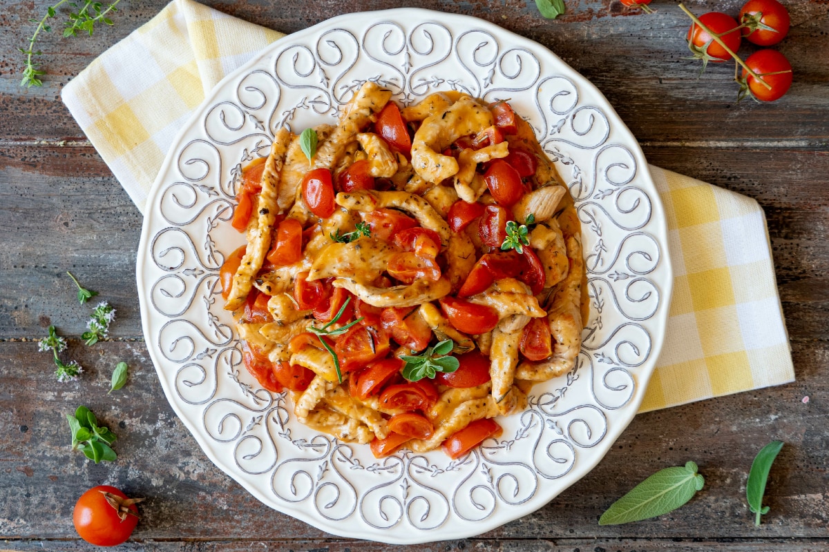 Tirinhas de peru com tomatinhos