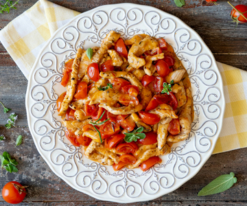 Tirinhas de peru com tomatinhos