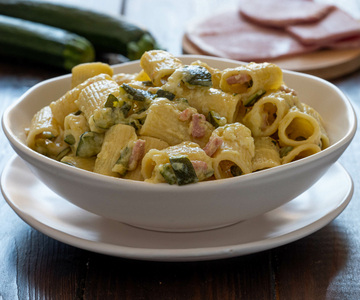Pasta com abobrinha e presunto