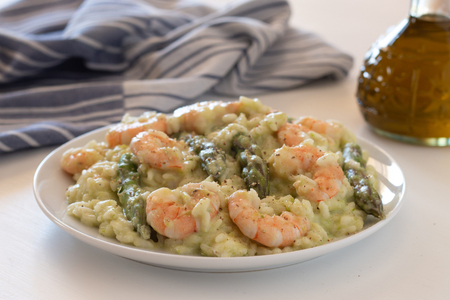 Risoto de aspargos e camarões