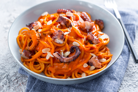 Spaghetti com creme de pimentão e polvo