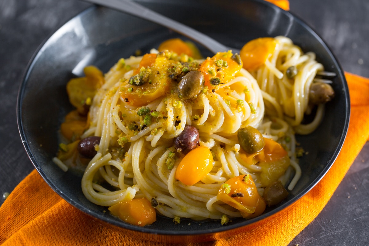 Spaghetti com colatura de anchovas e tomatinhos