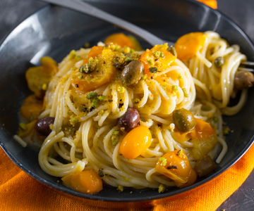 Spaghetti com colatura de anchovas e tomatinhos