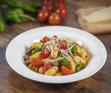 Gnocchi com friggitelli e linguiça