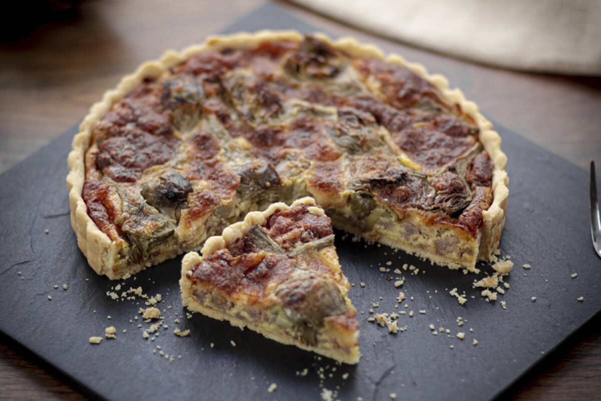 Quiche de alcachofra e linguiça
