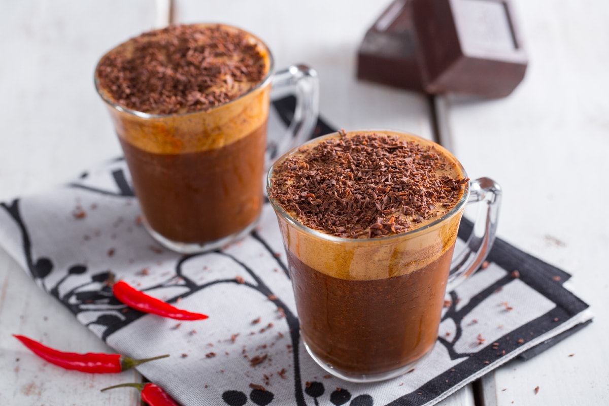 Café com chocolate, pimenta e baunilha, especiado e cremoso