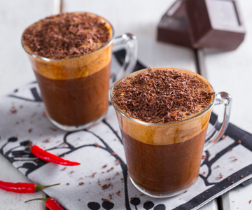 Café com chocolate, pimenta e baunilha, especiado e cremoso