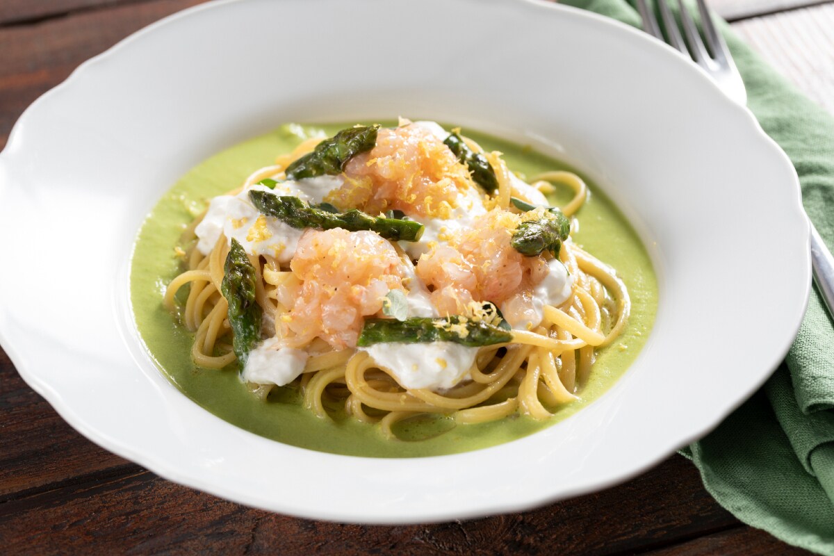 Linguine com lagostins, burrata e aspargos