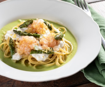 Linguine com lagostins, burrata e aspargos