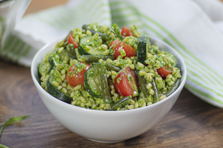 Salada de cevada com pesto de rúcula, vagem e abobrinha