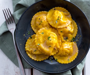 Ravioli de camarão e limão com manteiga e tomilho