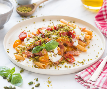 Ziti com tomates, bacon e stracciatella