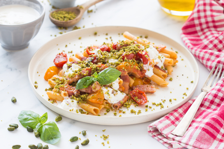 Ziti com tomates, bacon e stracciatella