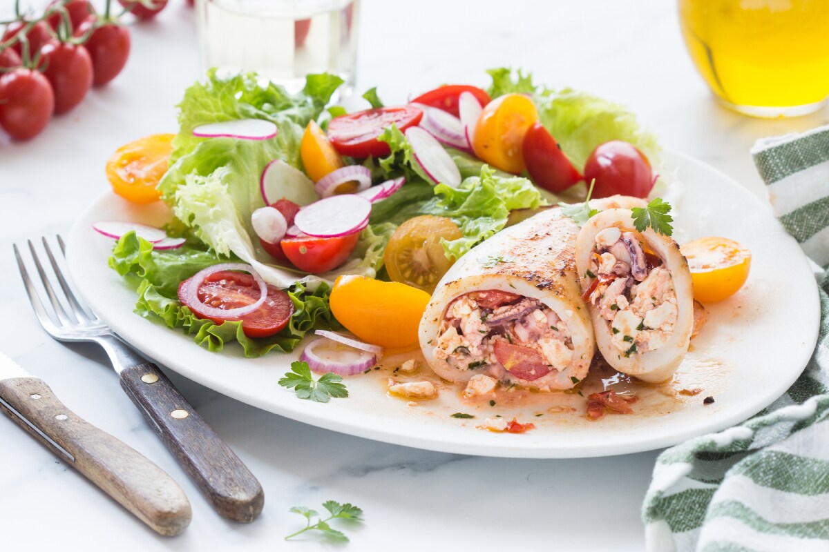 Lulas recheadas com feta e tomatinhos