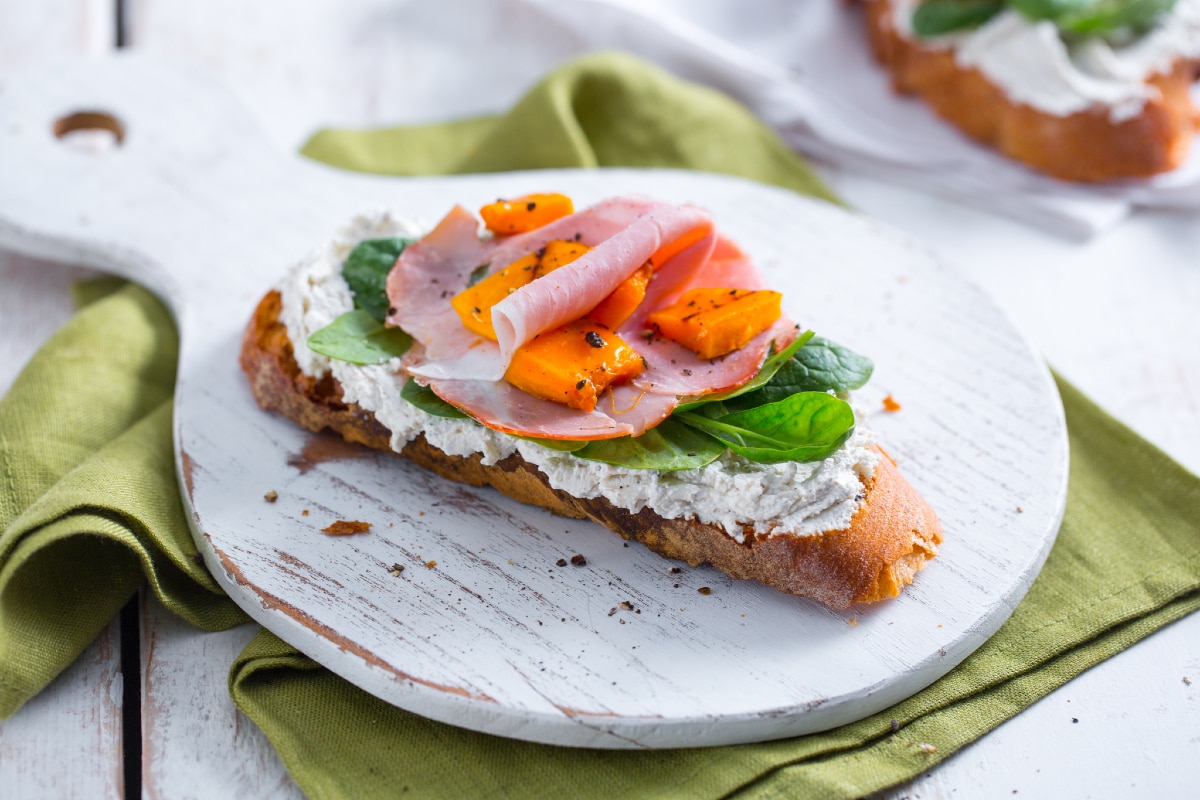 Crostone com abóbora grelhada e robiola